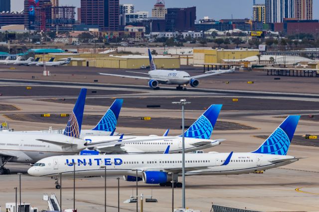 BOEING 757-300 (N57863) - A United Airlines 757-300 taxiing at PHX on 2/13/23, the busiest day in PHX history, during the Super Bowl rush. Taken with a Canon R7 and Canon EF 100-400 II L lens.