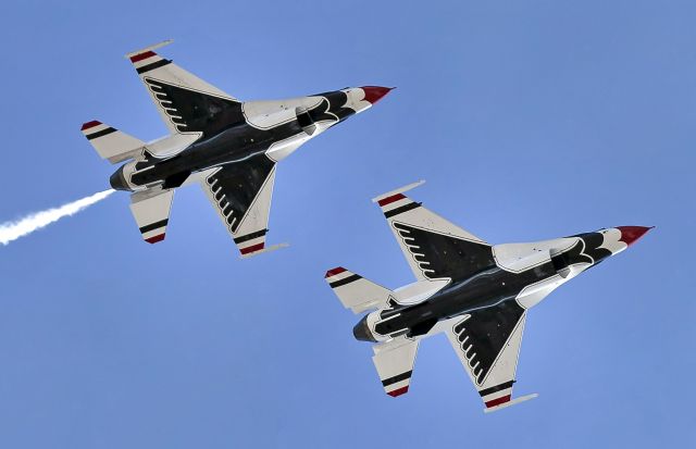 Lockheed F-16 Fighting Falcon — - Thunderbirds