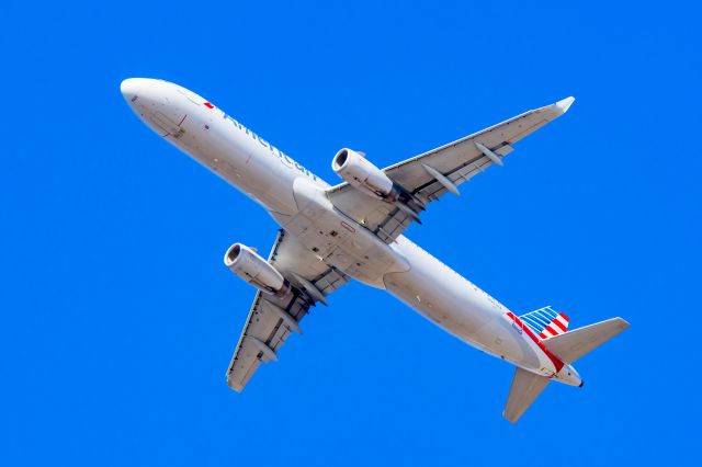 Airbus A321 (N901AA) - American Airlines A321 taking off from DFW on 12/27/22. Taken with a Canon R7 and Tamron 70-200 G2 lens.