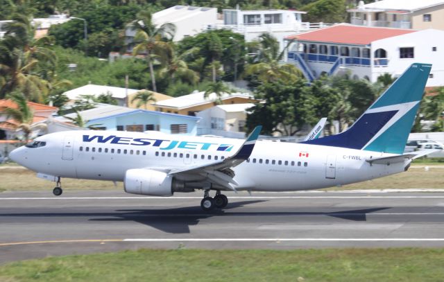 BOEING 737-600 (C-FWBL)