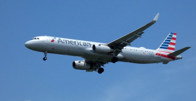 Airbus A321 (N128AN) - On final is this 2014 American Airlines Airbus A321-231 in the Summer of 2021. 