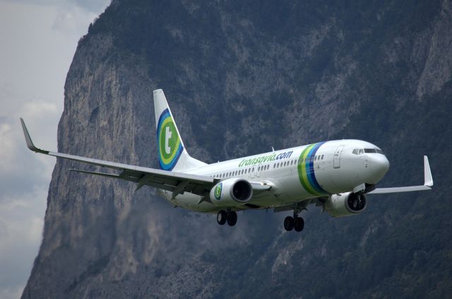 Boeing 737-800 (PH-HSA) - landing on runway 08 at Innsbruck