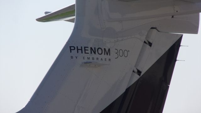 Embraer Phenom 300 (N306AZ)