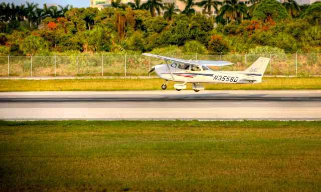 Cessna Skyhawk (N3558D) - Touch and Go........