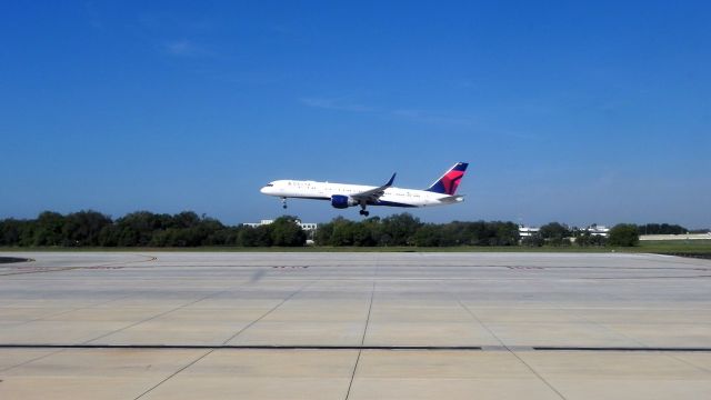 Boeing 757-200 (N699DL) - Arriving as DL1374 from Detroit