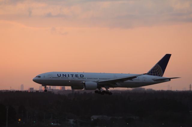 Boeing 777-200 (N224UA)