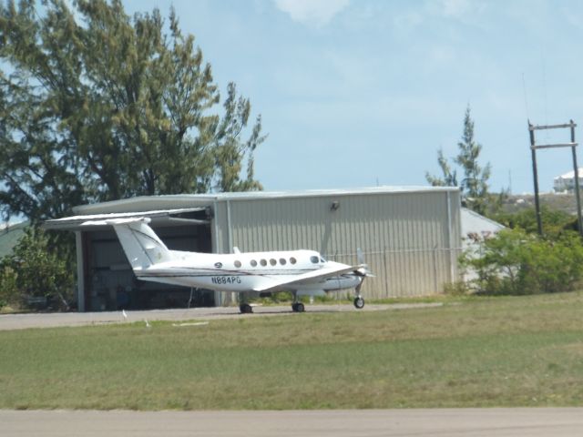 Beechcraft Super King Air 200 (N884PG) - been sitting at this spot for about six years...