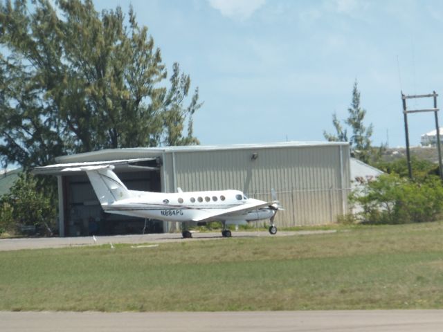 Beechcraft Super King Air 200 (N884PG) - been sitting at this spot for about six years...