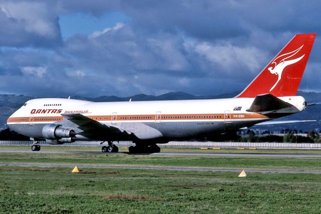 — — - QANTAS - BOEING 747-238B - REG : VH-EBH (CN 20842/238) - ADELAIDE INTERNATIONAL AIRPORT SA. AUSTRALIA - YPAD 8/2/1983 35MM SLIDE CONVERSION USING A LIGHTBOX AND A NIKON L810 DIGITAL CAMERA IN THE MACRO MODE.