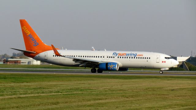 Boeing 737-800 (C-FLSW)