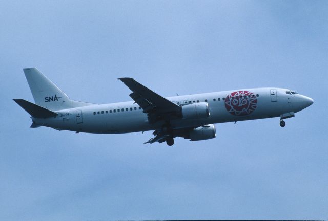 BOEING 737-400 (JA737C) - Final Approach to Tokyo-Haneda Intl Airport Rwy16L on 2003/09/18 " Sky Net Asia "