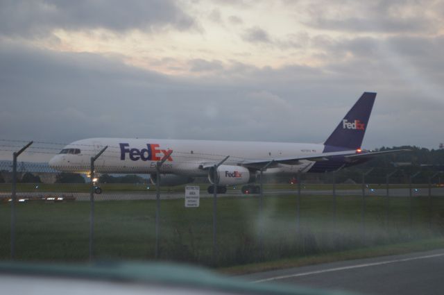 Boeing 757-200 (N979FD) - Fedex 757 just arrived from Memphis 