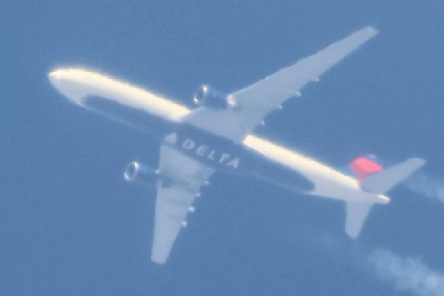 Airbus A330-300 (N831NW) - N831NW Delta Air Lines DL1531. De Paris CDG. vers Minniapolis MSD. Altitude 10973 Mètres. Vitesse 684 KM/H. Survolant la ville de Lavaltrie QC. Le 29-03-2025 à 12:56.