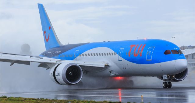 Boeing 787-8 (PH-TFK) - TUI landing at TNCM St Maarten.