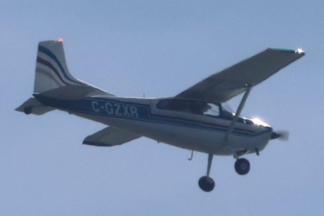 Cessna Skywagon 180 (C-GZXR) - C-GZXR Cessna Skywagon 180K Survolant le fleuve St-Laurent QC. à Lavaltrie. Le 28-04-2025 à 10:13.