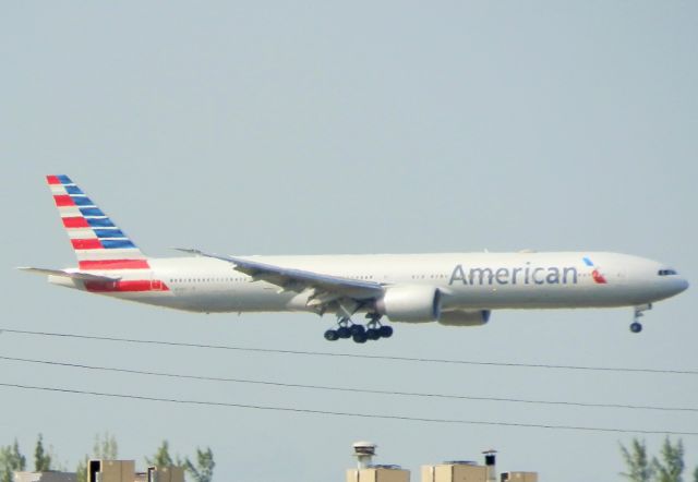 Boeing 777-200 (N736AT)
