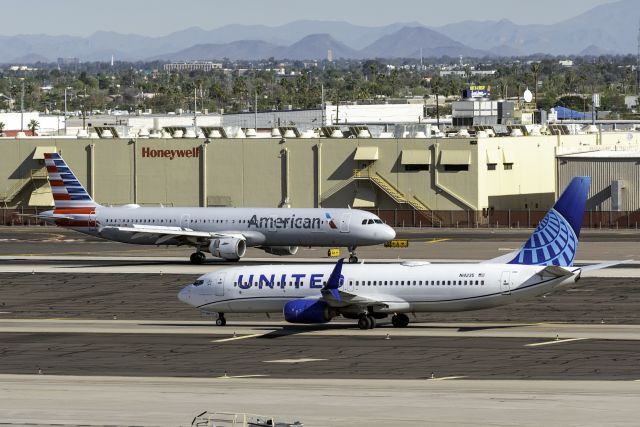 Boeing 737-800 (N14235)