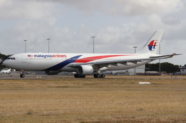 Airbus A330-300 (9M-MTK) - Malaysia Airlines A330-300 8M-MTK. Lining up on Rwy23 bound for Kuala Lumpur as MH136.