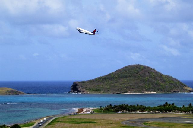 Boeing 737-800 (N379DA)