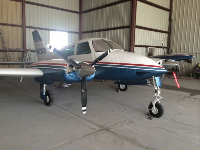 Cessna 310 (N21KB) - Detail shop