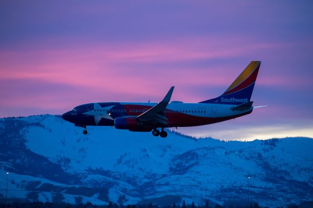 Boeing 737-700 (N931WN) - Sunset arrival of a Southwest special livery B737 to RWY 17L at Reno-Tahoe International Airport.