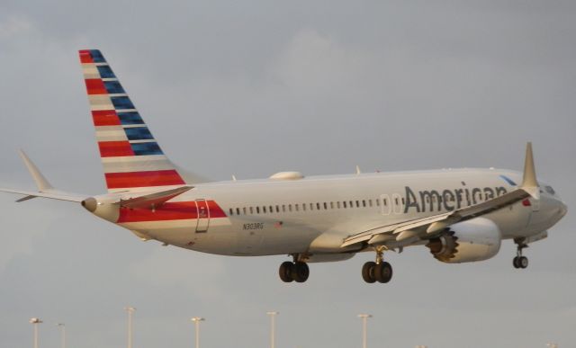 Boeing 737 MAX 8 (N303RG)