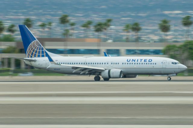 Boeing 737-800 (N76517) - United 738 arriving from Houston. Shot from inside the C Gates. (16 May, 2021)