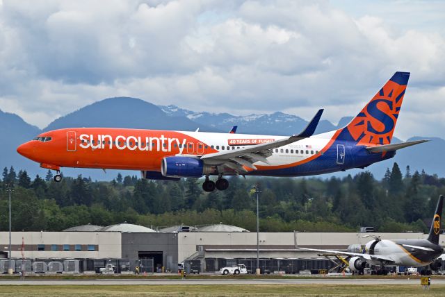 Boeing 737-800 (N830SY)