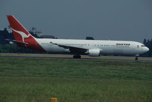 BOEING 767-300 (VH-OGE) - Departure at Narita Intl Airport Rwy16R on 1995/08/26