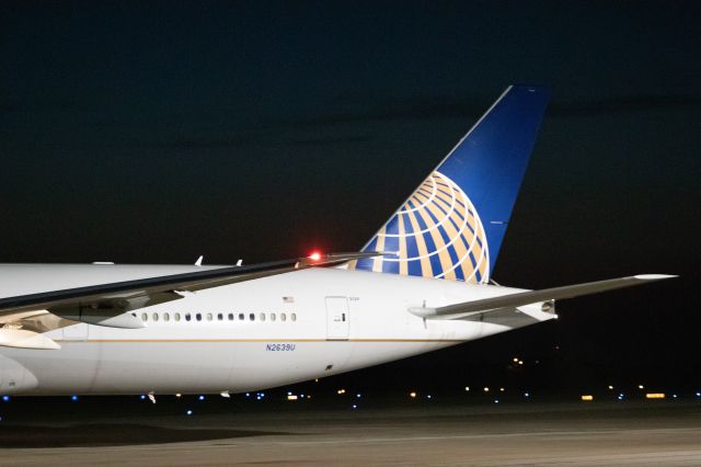 BOEING 777-300ER (N2639U)