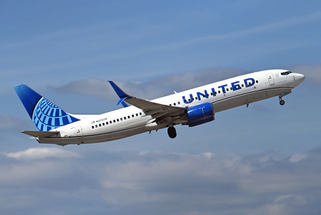 Boeing 737-800 (N37274)