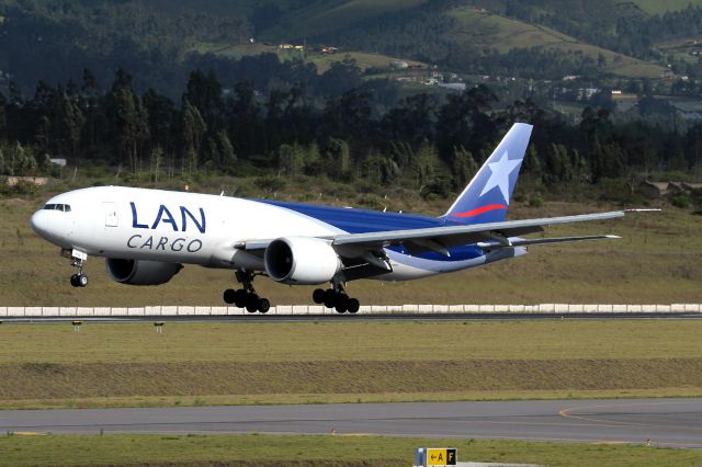 Boeing 777-200 (N778LA) - Flying in to Quitos new airport.