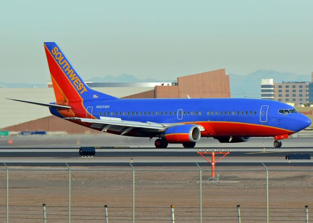 BOEING 737-300 (N665WN)