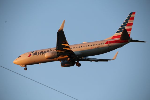 Boeing 737-800 (N966NN)