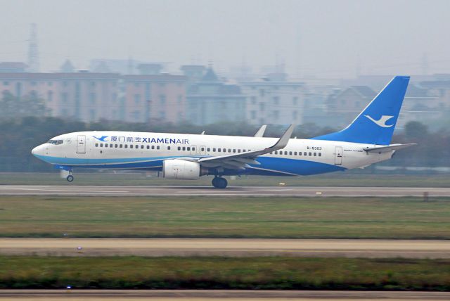 Boeing 737-800 (B-5303)