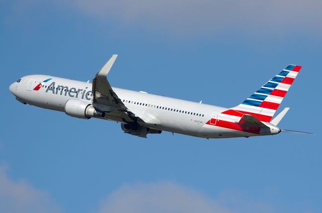 BOEING 767-300 (N347AN)