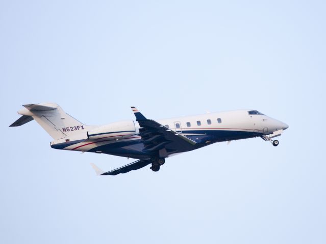 Bombardier Challenger 300 (N523FX)