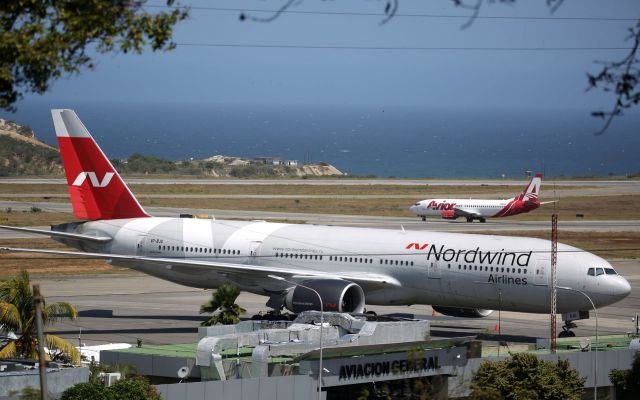 Boeing 777-200 (NMB9802) - Foto tomada el día 23 de Enero de 2018 en la Rampa 4 de los militares. Avión Ruso aterrizo en Venezuela para la extracción de emergencia de X por motivos políticos. Partió el día 30 sin información aun que tenia abordo.