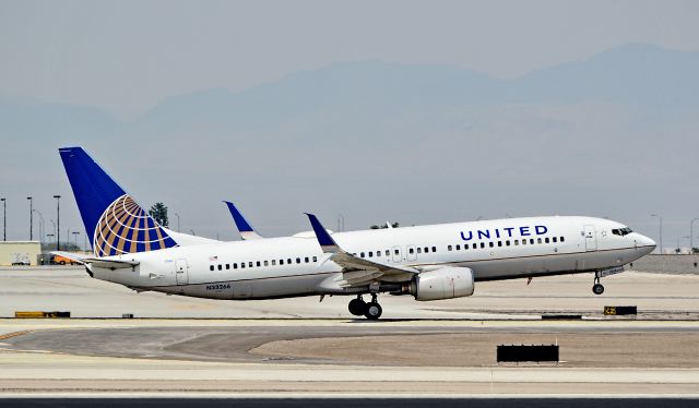 Boeing 737-800 (N33266) - N33266 United Airlines 2001 Boeing 737-824 - cn 32403 / ln 930 - Split Scimitar Winglet br /br /Las Vegas - McCarran International Airport (LAS / KLAS)br /USA - Nevada August 19, 2015br /Photo: Tomás Del Coro