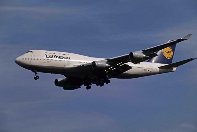 Boeing 747-400 (D-ABVH) - Final Approach to Narita Intl Airport Rwy34 on 1993/11/23