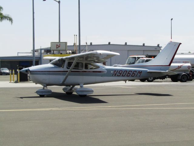 Cessna Skylane (N9066M) - Taxiing to RWY 26L