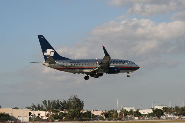 Boeing 737-800 (N842AM)