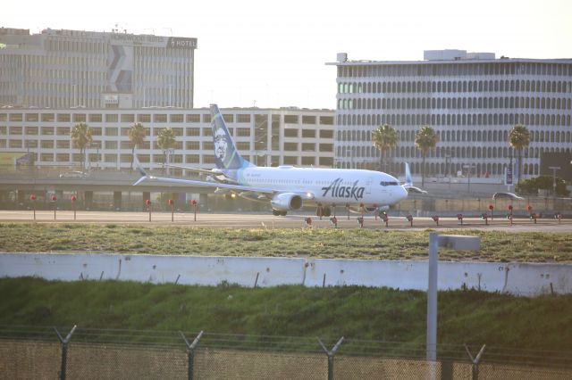 Boeing 737-800 (N534AS)