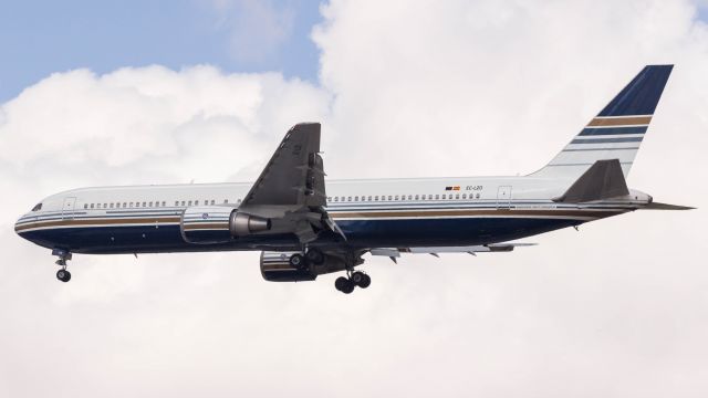 BOEING 767-300 (EC-LZO)