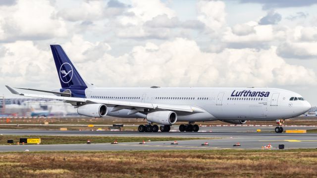 Airbus A340-300 (D-AIGT)