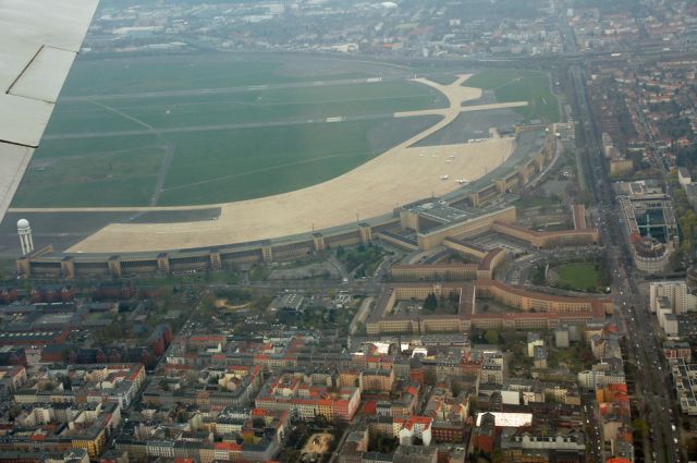 Douglas DC-3 (D-CXXX) - In flight, view over Tempelhof.