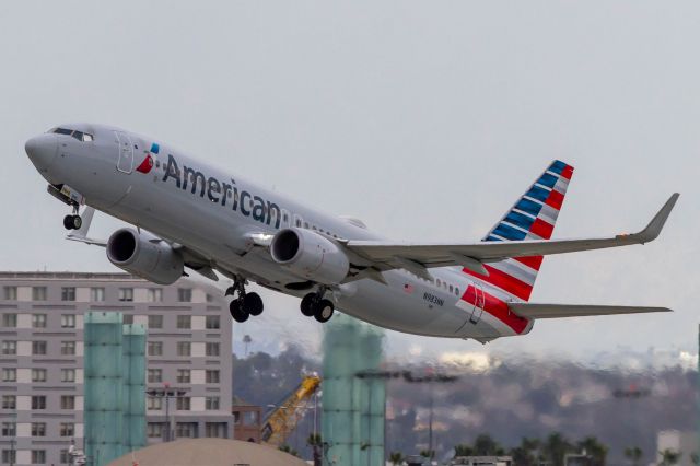 Boeing 737-800 (N983NN)