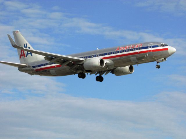 Boeing 737-800 (N917AN) - Landing RWY 20R