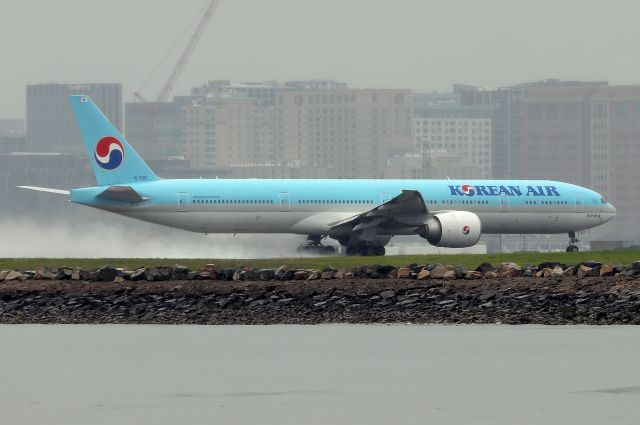 BOEING 777-300 (HL7202) - 'Koreanair 92' to Seoul departing with a spray of rain on 33L