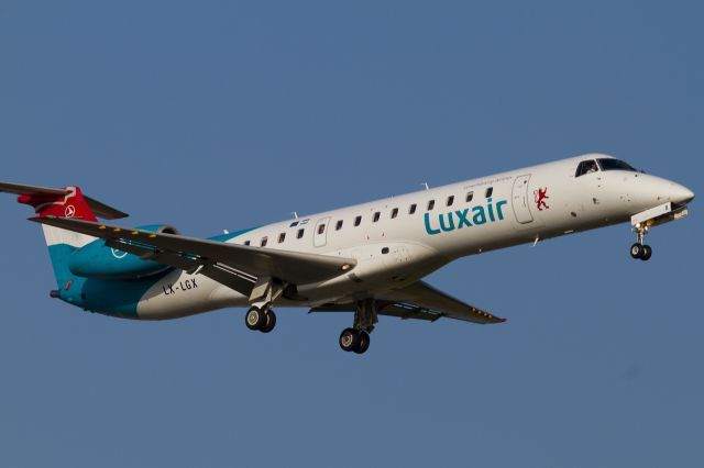 Embraer ERJ-145 —